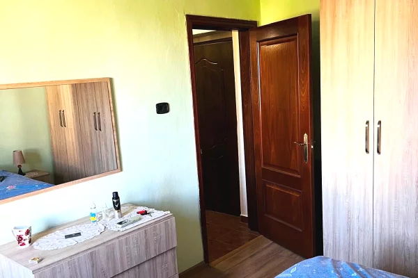 Shtepi me qera Apartament ne Tirane, 2+1, Mobilimi E mobiluar, Pagesa 50,000  Leke.