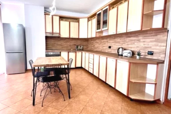 Shtepi me qera Apartament ne Tirane, 2+1, Mobilimi E mobiluar, Pagesa 60,000  Leke.