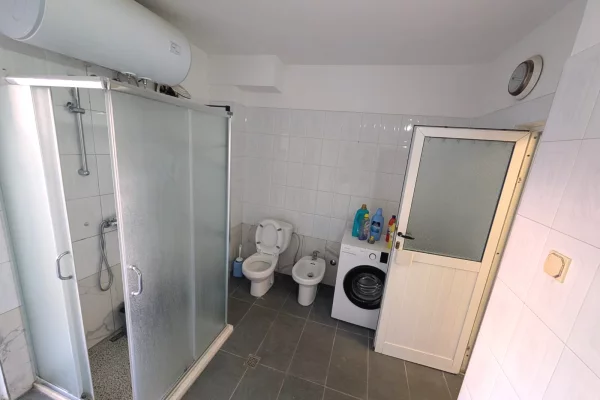 Shtepi me qera Apartament ne Tirane, 3+1, Mobilimi E mobiluar, Pagesa 60,000  Leke.