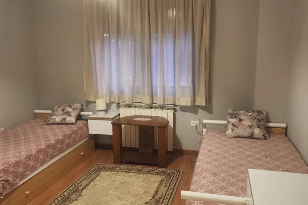 Shtepi me qera Apartament ne Tirane, 2+1, Mobilimi E mobiluar, Pagesa 80,000  Leke.