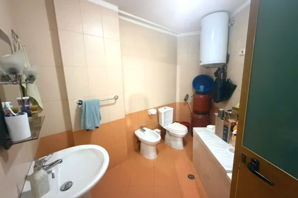 Shtepi ne shitje Apartament ne Tirane, 2+1, Mobilimi Pjeserisht e mobiluar, Pagesa 17,000,000  Leke.