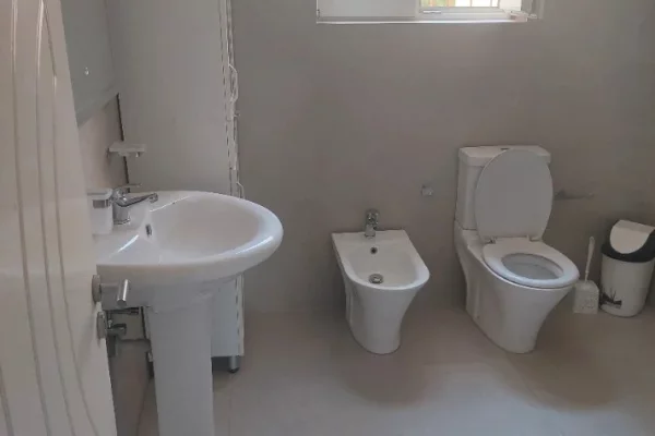 Shtepi me qera Vila Luksoze ne Tirane, 2+1, Mobilimi E mobiluar, Pagesa 65,000  Leke.