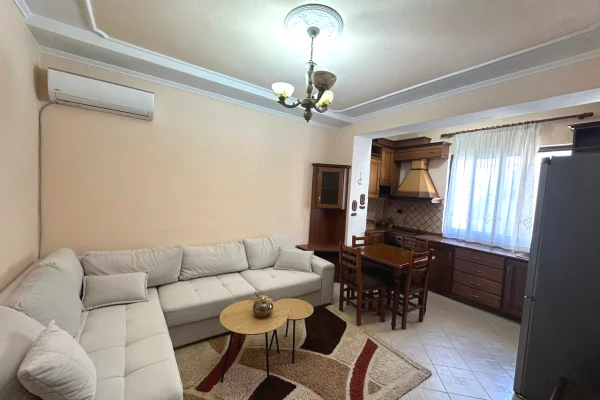 Shtepi me qera Apartament ne Tirane, 2+1, Mobilimi E mobiluar, Pagesa 50,000  Leke.