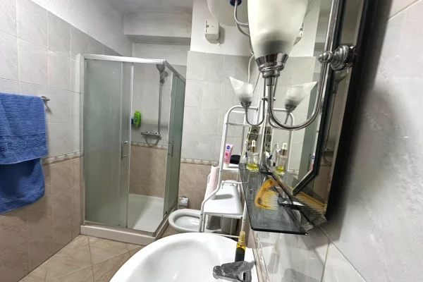 Shtepi me qera Apartament ne Tirane, 2+1, Mobilimi E mobiluar, Pagesa 50,000  Leke.