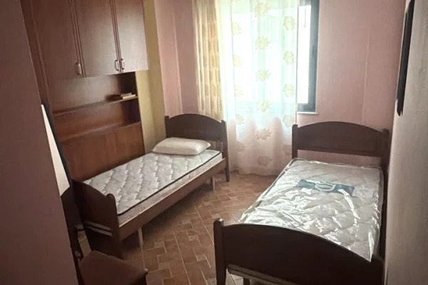 Shtepi me qera Apartament ne Tirane, 2+1, Mobilimi E mobiluar, Pagesa 50,000  Leke.