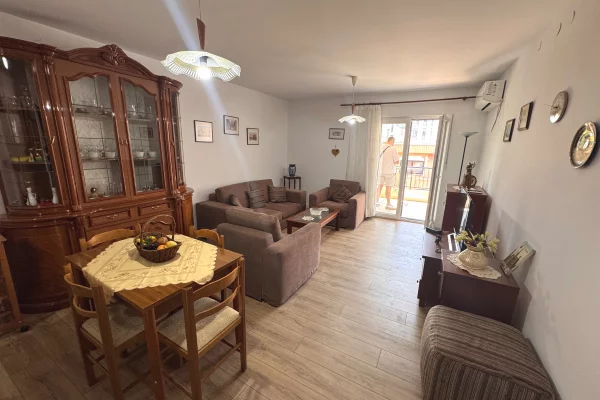 🏢Komuna e Parisit prane Bar “Flutura” jepet me qera apartament 2+1+2 i mobiluar. 800Euro