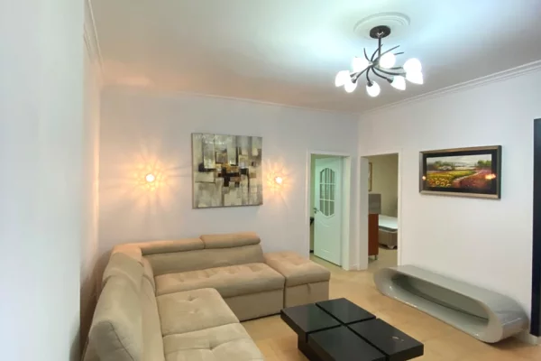 Komuna e Parisit,jepet me qera apartament 2+1,i mobiluar  80,000Leke 