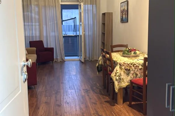 Shtepi me qera Apartament ne Tirane, 2+1, Mobilimi E mobiluar, Pagesa 80,000  Leke.