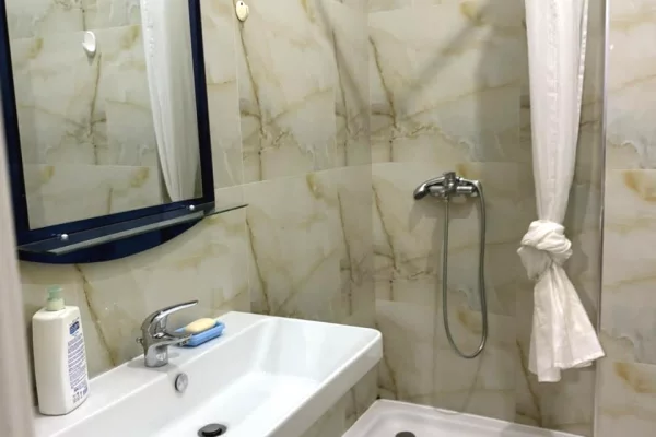 Shtepi me qera Apartament ne Tirane, 2+1, Mobilimi E mobiluar, Pagesa 80,000  Leke.
