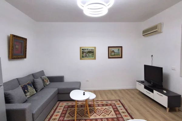 Tek 9 Kateshet, jepet me qera apartament 1+1, i mobiluar 65,000 Leke 