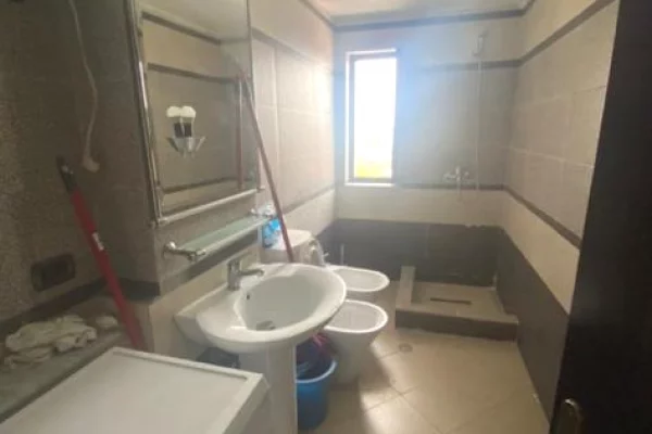 Shtepi me qera Apartament ne Tirane, 2+1, Mobilimi E mobiluar, Pagesa 50,000  Leke.
