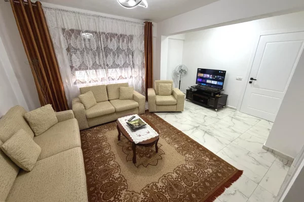 🏠Kodra e Priftit jepet me qera kati i I-re i nje vile,2+1,i mobiluar 40,000Leke