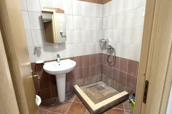 Shtepi me qera Apartament ne Tirane, 2+1, Mobilimi E mobiluar, Pagesa 55,000  Leke.