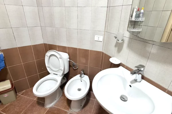 Shtepi me qera Apartament ne Tirane, 2+1, Mobilimi E mobiluar, Pagesa 55,000  Leke.