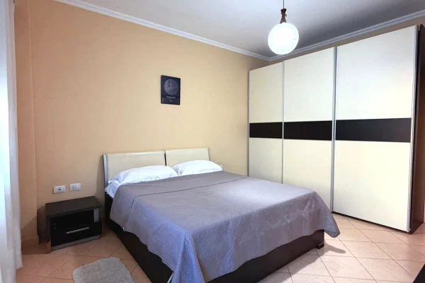 Shtepi me qera Apartament ne Tirane, 2+1, Mobilimi E mobiluar, Pagesa 75,000  Leke.