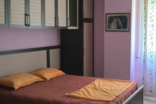Shtepi me qera Apartament ne Tirane, 2+1, Mobilimi E mobiluar, Pagesa 50,000  Leke.