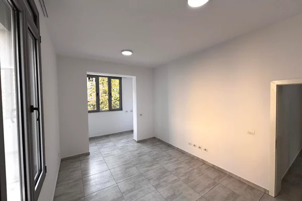 🏢Pak minuta larg Medresese jepet me qera per zyra,apartament 2+1,Bosh 60,000Leke (Neto)