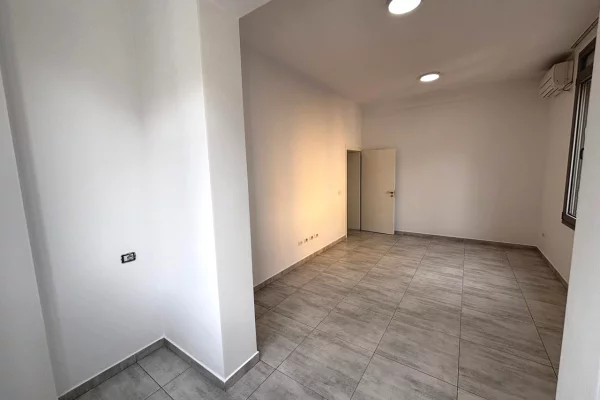 🏢Pak minuta larg Medresese jepet me qera per zyra,apartament 2+1,Bosh 60,000Leke (Neto)