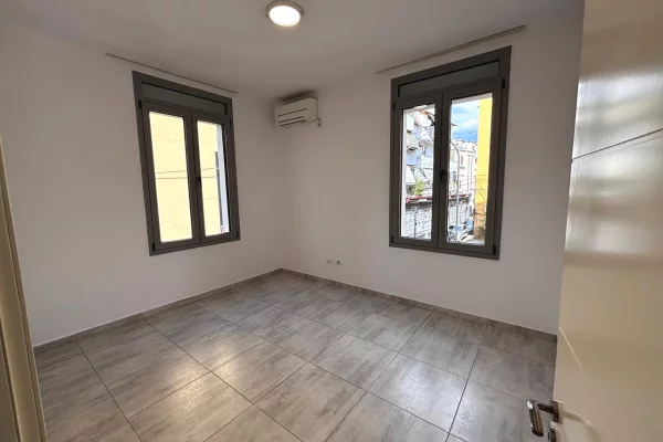 🏢Pak minuta larg Medresese jepet me qera per zyra,apartament 2+1,Bosh 60,000Leke (Neto)