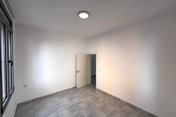 🏢Pak minuta larg Medresese jepet me qera per zyra,apartament 2+1,Bosh 60,000Leke (Neto)
