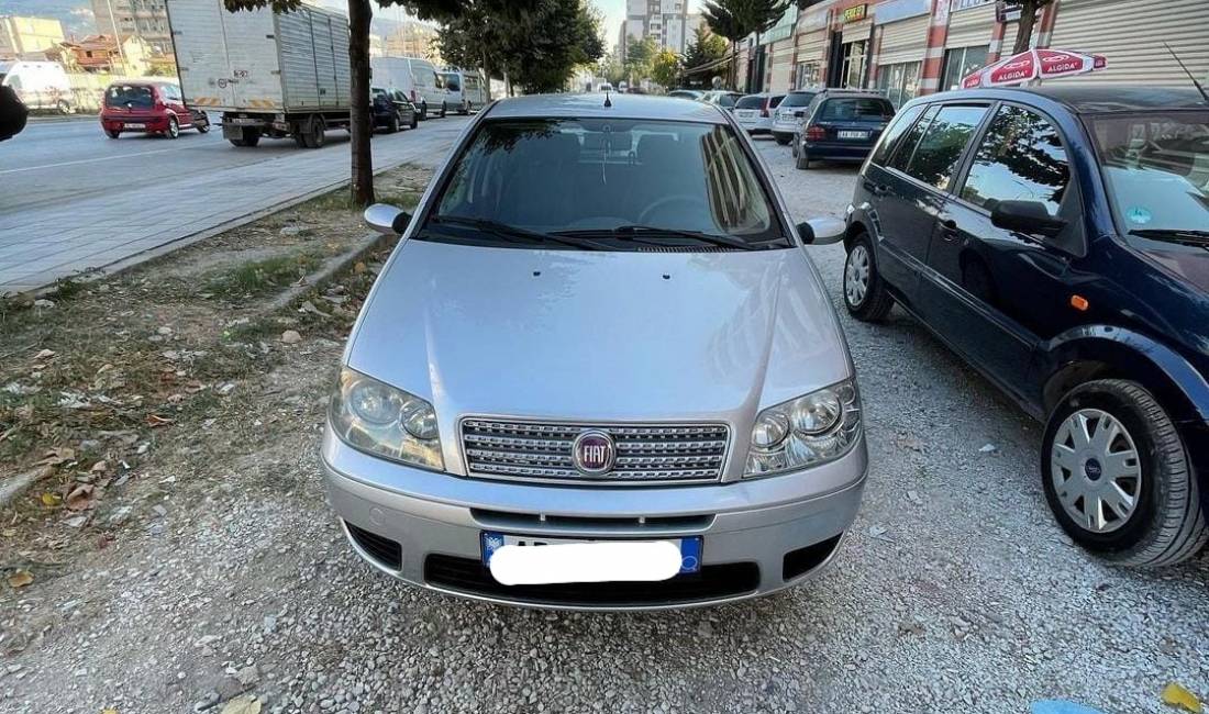 Jepet me qera ditore makina Fiat Punto per vetem 30 euro dita