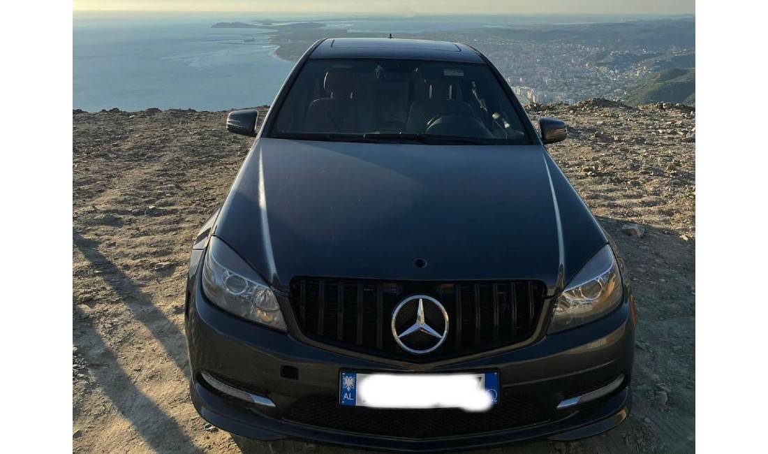 Jepet me qera ditore makina Mercedez-Benz 300 CC duke filluar nga 45 euro