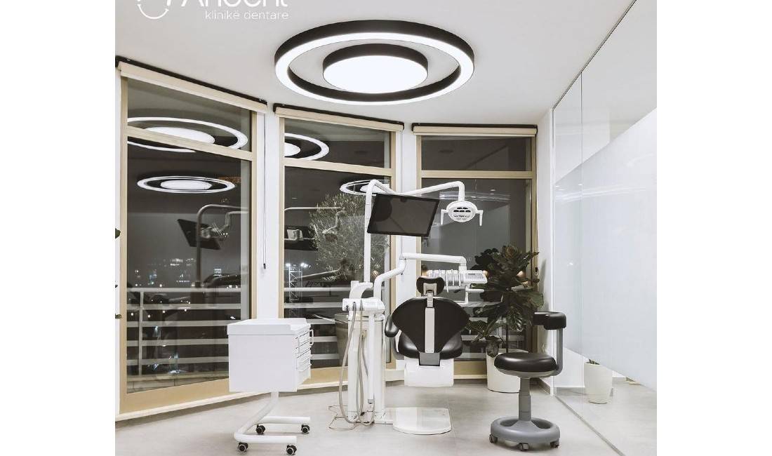 Klinika Dentare  kryen Pastrim, Zbardhim, Mbushje, Heqje, Implante, Ura fikse, Protza dhe Ortodontci