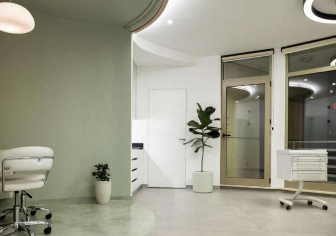 Klinika Dentare  kryen Pastrim, Zbardhim, Mbushje, Heqje, Implante, Ura fikse, Protza dhe Ortodontci