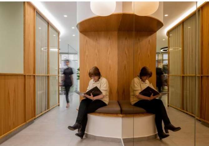 Klinika Dentare  kryen Pastrim, Zbardhim, Mbushje, Heqje, Implante, Ura fikse, Protza dhe Ortodontci