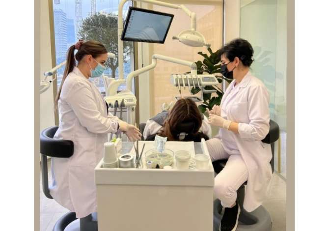 Klinika Dentare  kryen Pastrim, Zbardhim, Mbushje, Heqje, Implante, Ura fikse, Protza dhe Ortodontci
