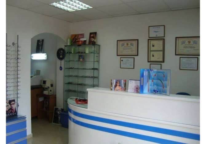 Klinike okuliste ofron sherbime ne vizita okulistike, semundjet e syrit, infeksionet, perdja, tensioni i larte i syrit etj.