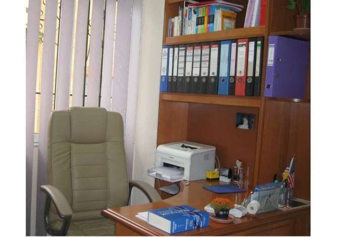 Klinika ofron vizita dhe trajtime mjekesore per semundjet: Vena Varcisosum, Tromboflebite, Flebite, Edeme, Plogeshti e anesive etj.