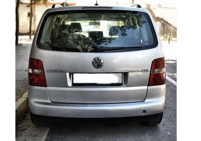 Jepet me qera Wolkswagen Touran 6+1 duke filluar nga 40 euro dita 