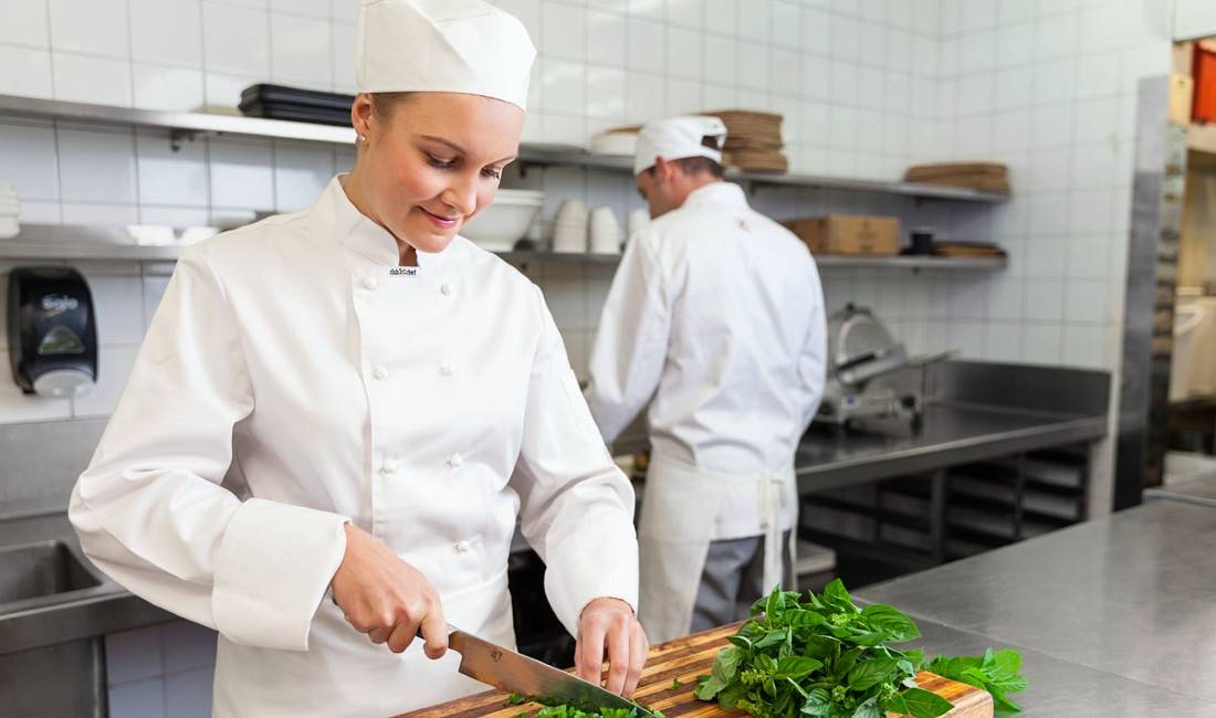 Offerte di lavoro a Tirana, Profession Ndihmes kuzhiniere , Con esperienza, Pagamento 39,000  Leke.