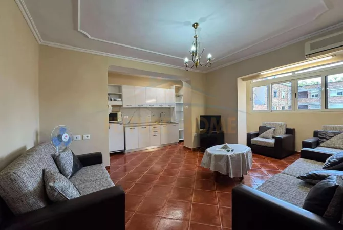 Appartamento in vendita a Tirana 1+1, SemiArredato