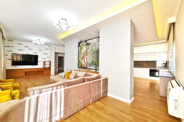 Jepet me qera apartament 4+1+2 ,Komuna e Parisit 