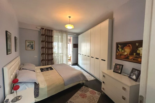 Shtepi ne shitje Apartament ne Tirane, 2+1, Mobilimi E mobiluar, Pagesa 166,000  Euro.