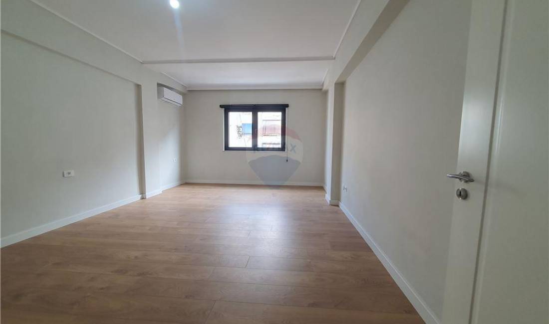 zyra me qira Petro Nini