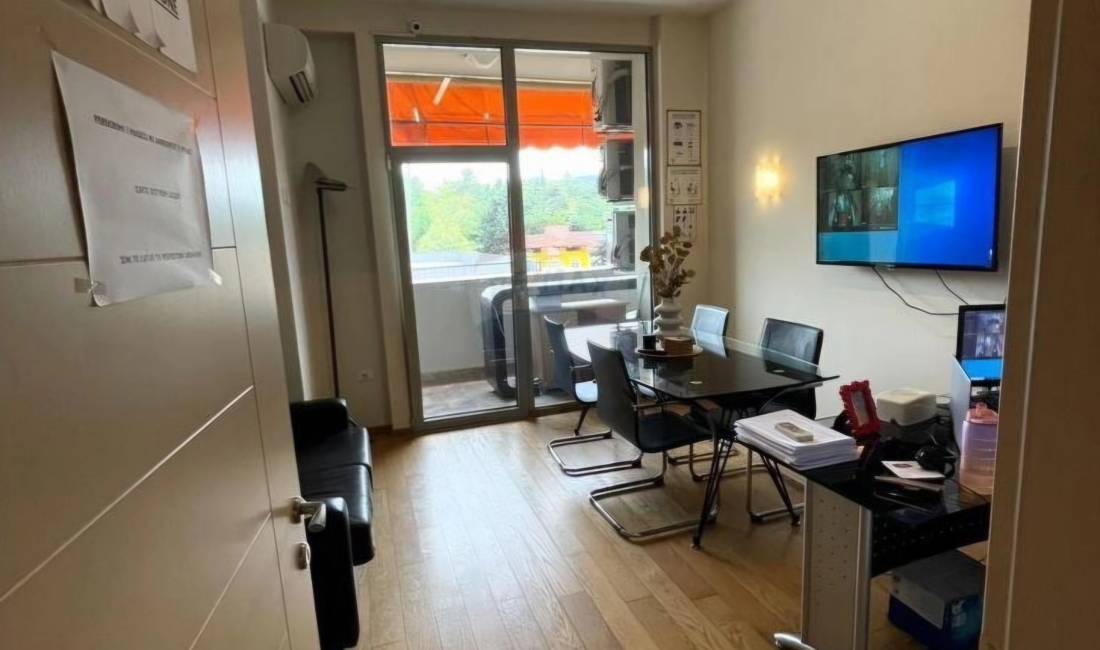 zyra me qira 145m2 te Garda