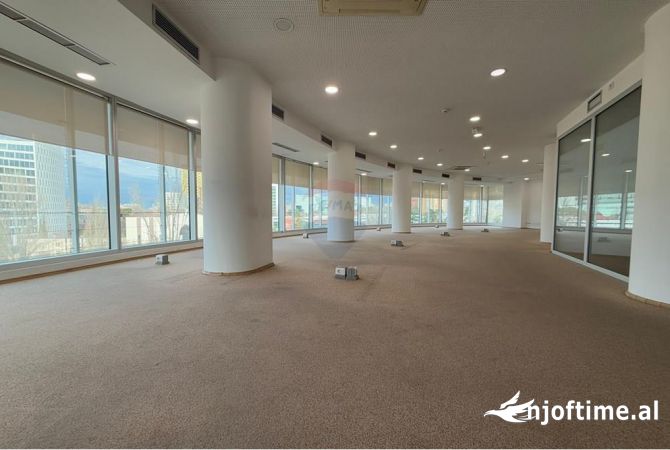 Ambiente Commerciale in Affitto 1+1 a Tirana - 1,300 Euro