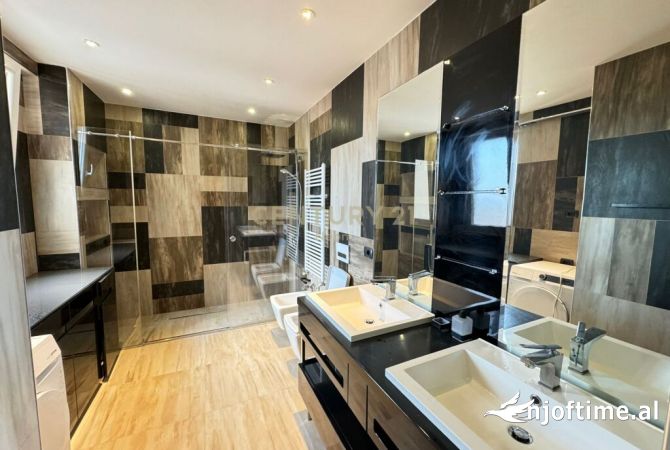 Shtepi ne shitje Duplex(shtepi me 2 kate) ne Tirane, 2+1, Mobilimi E mobiluar, Pagesa 280,000  Euro.