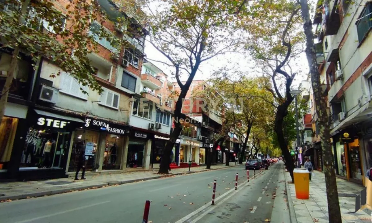 Jepen me qira 2 Dyqane Te Tregu Cam Neom119686