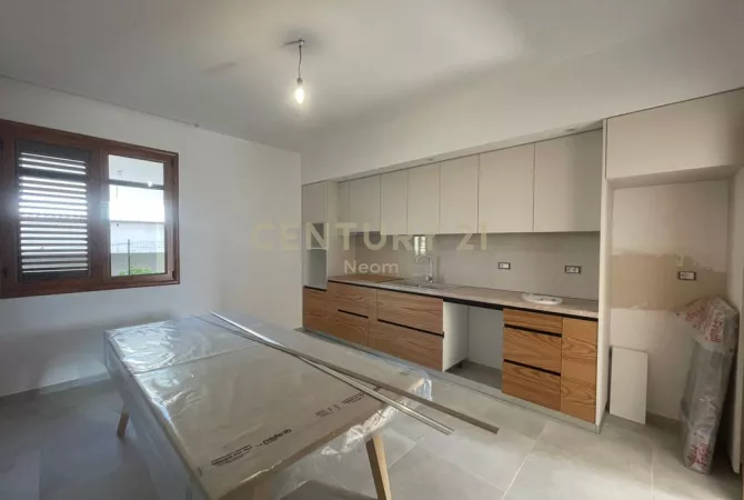 Jepet per qira kati i dyte i nje shtepie private, Sauk. Neom119439