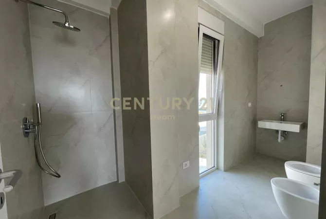 Shtepi me qera Vila Luksoze ne Tirane, 4+1, Mobilimi Bosh, pa mobiluar, Pagesa 1,800  Euro.