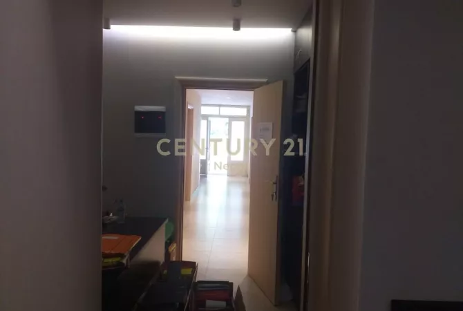 Business Property for Rent 3+1 in Tirana - 600 Euro