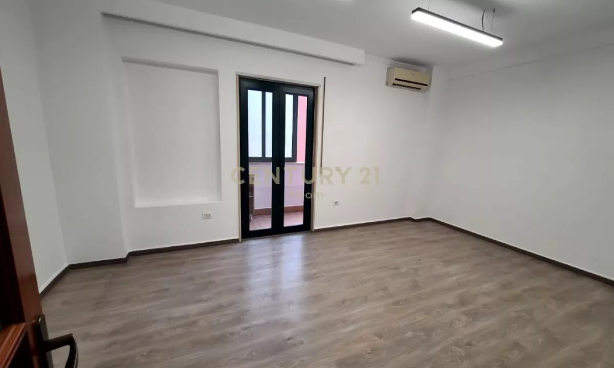 AMBJENT ME QIRA PER ZYRA NE QENDER! Neom108265