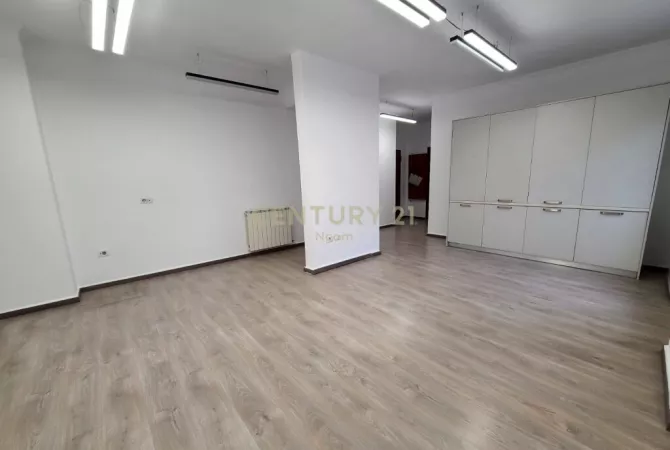 AMBJENT ME QIRA PER ZYRA NE QENDER! Neom108265