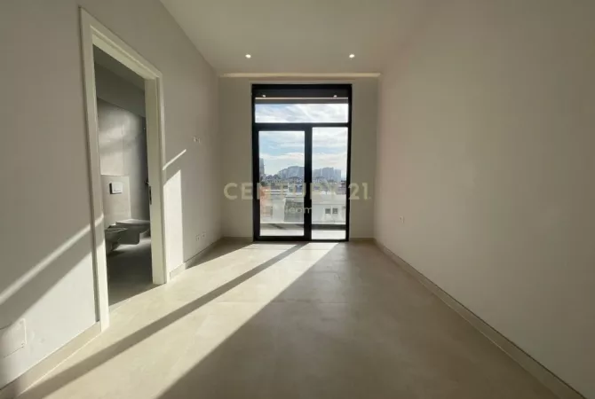 QIRA, AMBIENT PER ZYRA ME POST PARKIMI, ISH-DOGANA! Neom107148