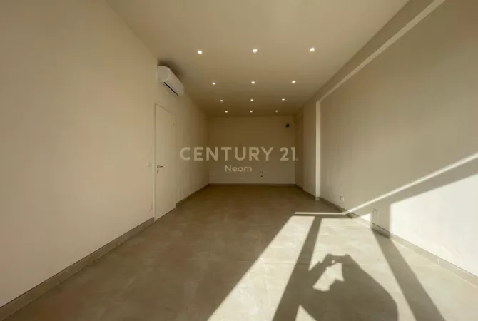 QIRA, AMBIENT PER ZYRA ME POST PARKIMI, ISH-DOGANA! Neom107148