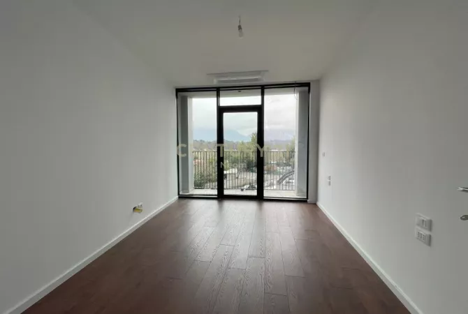 QIRA, AMBIENT PER ZYRA + POST PARKIMI TEK REZIDENCA LAKE VIEW! Neom107042